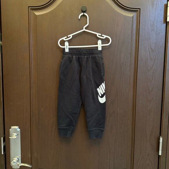 Nike boy’s black jogging pants - Picture 1 of 5